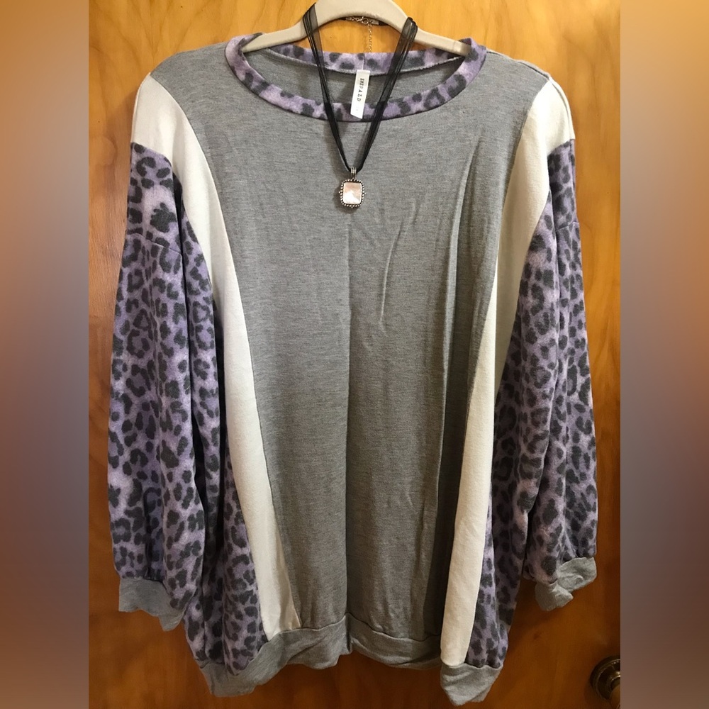 Emerald 1X Purple Leopard Gray White Top NWOT